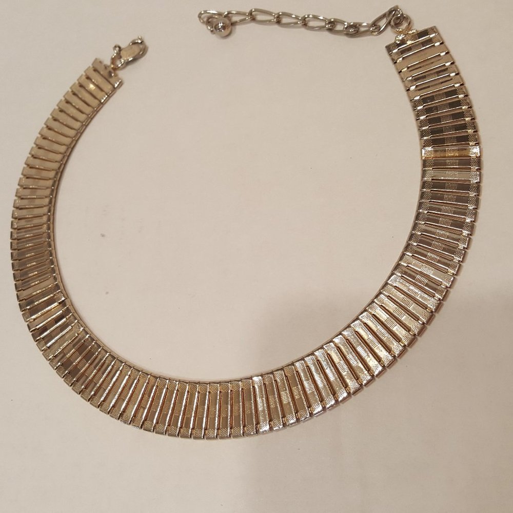 vintage gold-tone ribbed omega choker by the brand Park Lane.